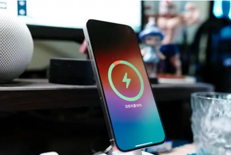 吉隆苹果15换屏服务分享用什么充电器给iPhone15充电更好 